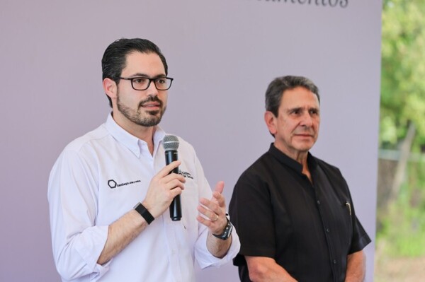 Santiago Mayor Delivers Low-Cost Wills to 90 Families