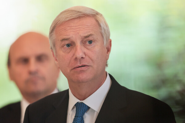 Sharp drop in polls and avalanche of announcements: Kast's first month in Chile