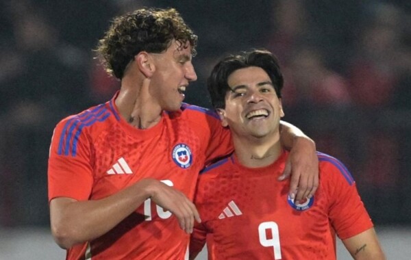 Сборная Чили по футболу побеждает Парагвай 3-0 в товарищеском матче
